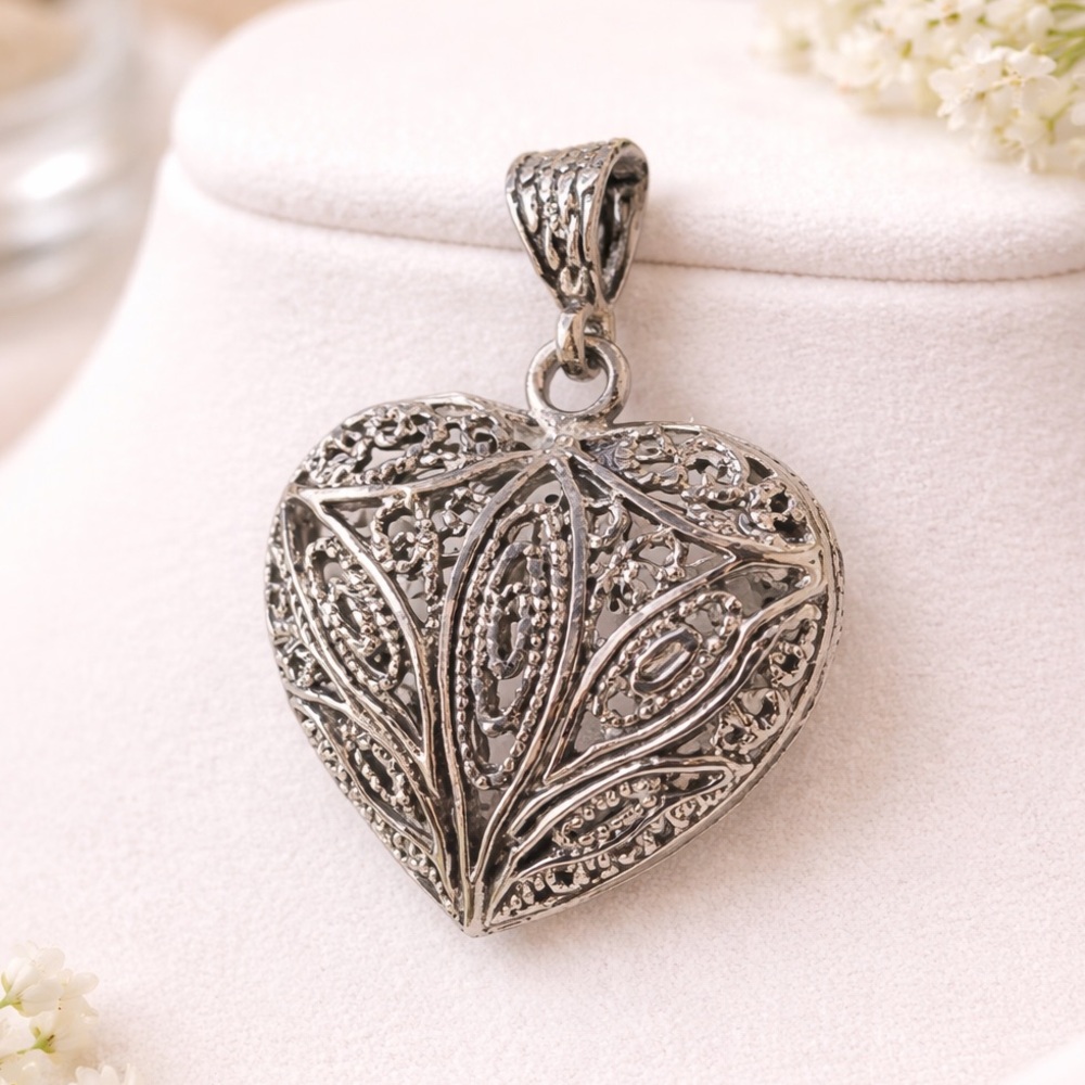 Filigree silver heart pendant